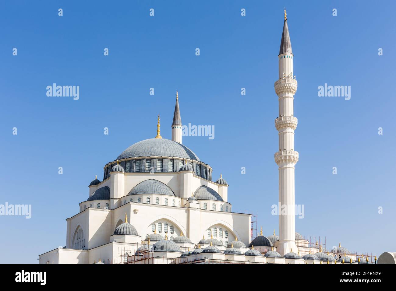 Cupola e minareto della moschea di Sharjah Masjid, la moschea di New Sharjah, la più grande moschea dell'Emirato di Sharjah, gli Emirati Arabi Uniti Foto Stock