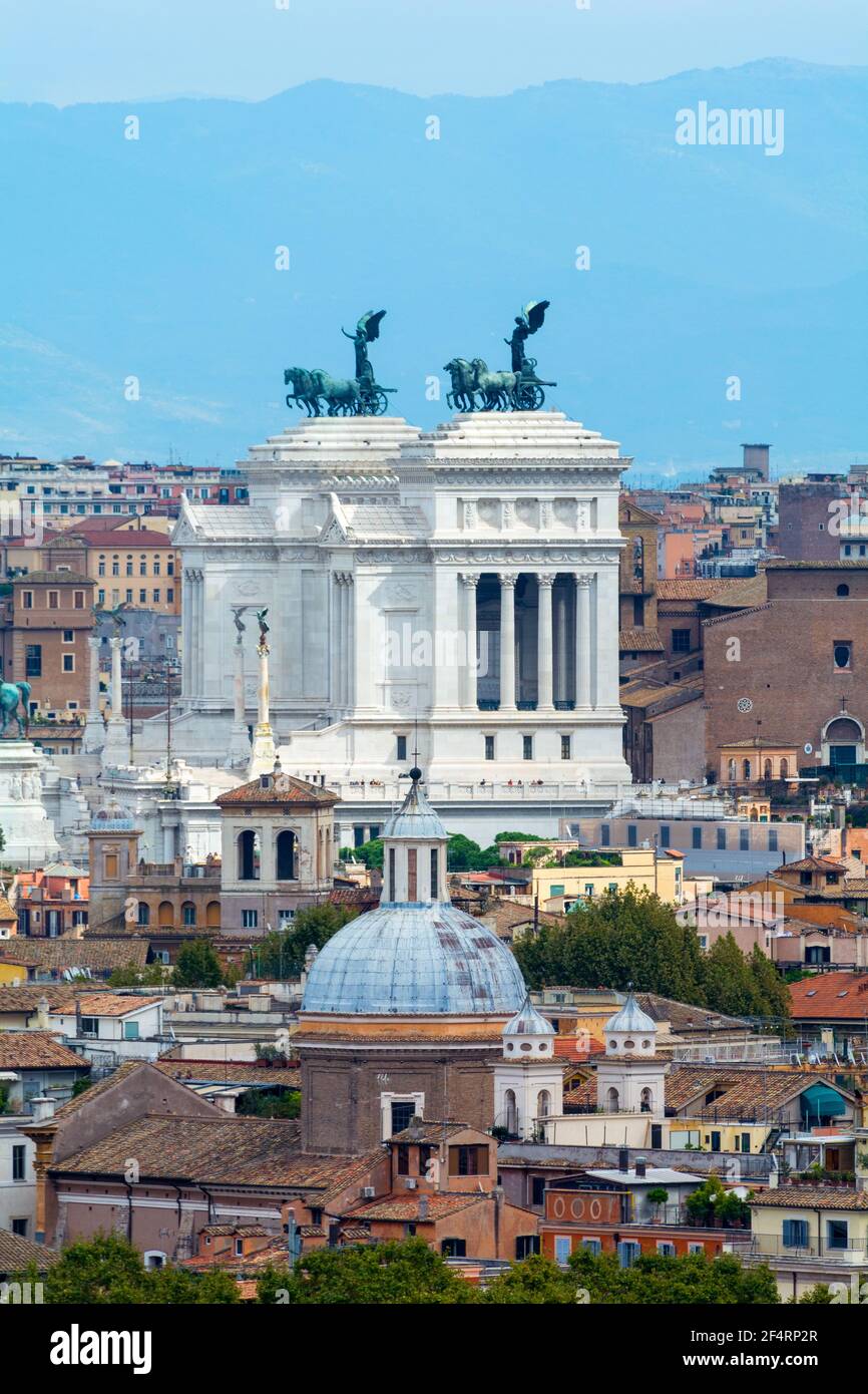 Roma, Italia - Ott 05, 2018: vista dell'Altare della Patria incorniciato da tetti di Roma Foto Stock