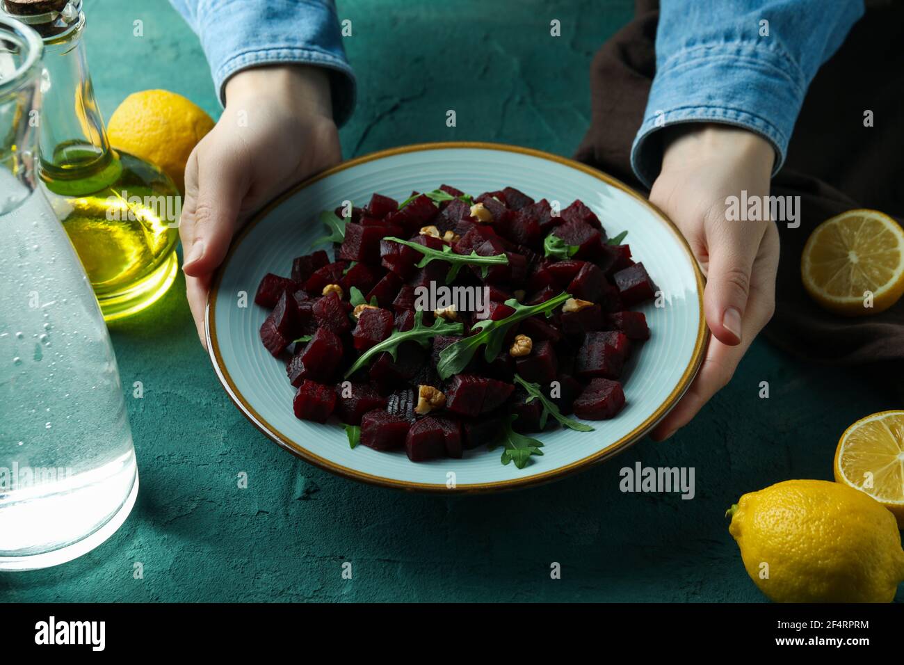 Le mani femminili tengono piatto di insalata di barbabietola gustosa Foto Stock