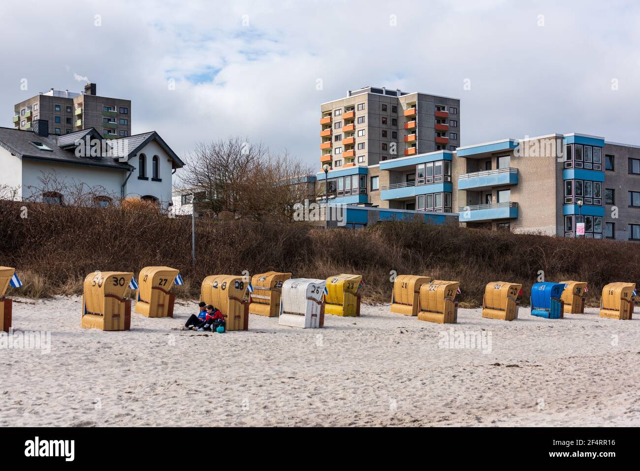 Kurz vor Ostern am Strand a Kiel-Schillksee, Strandkörbe werden für die bevorstehende Saison aufgebaut Foto Stock