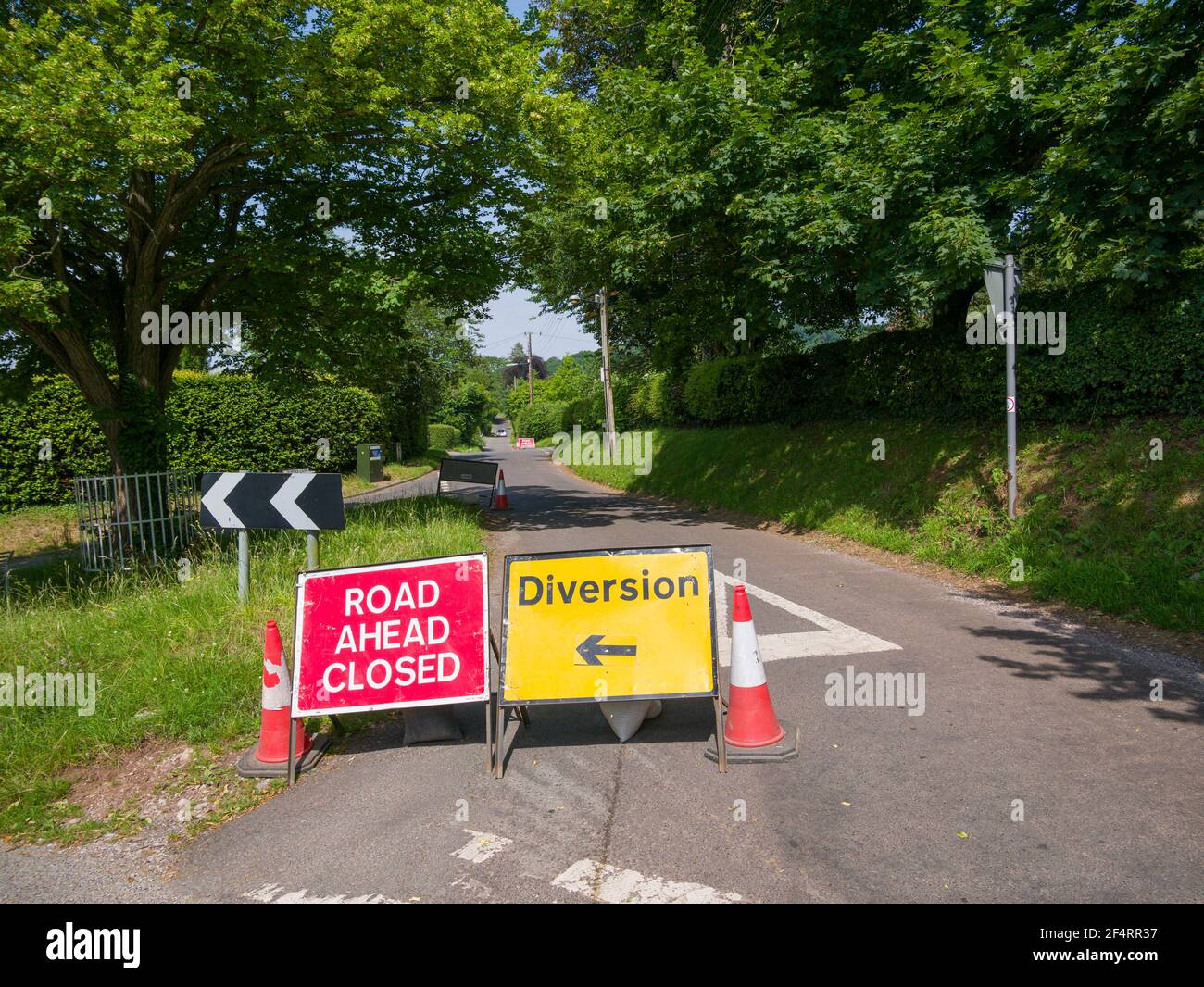 Una strada davanti chiusa e segno di deviazione su una corsia di campagna in un ambiente rurale a Wrington, Somerset del Nord, Inghilterra. Foto Stock