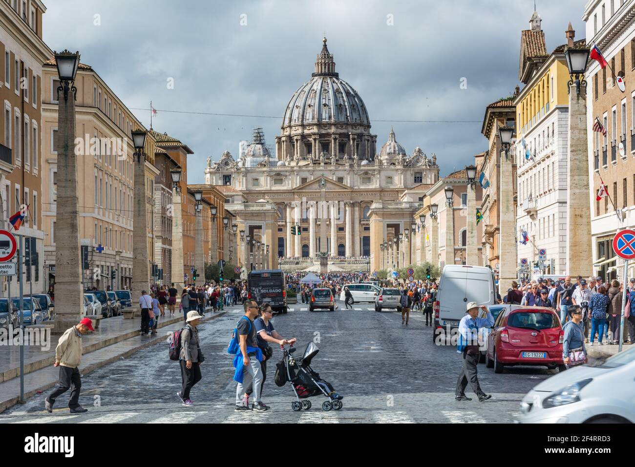 Roma, Italia - 06 ottobre 2018: I turisti ammirano la magnifica vista della Cattedrale di San Pietro da Via della conciliazione a Roma Foto Stock