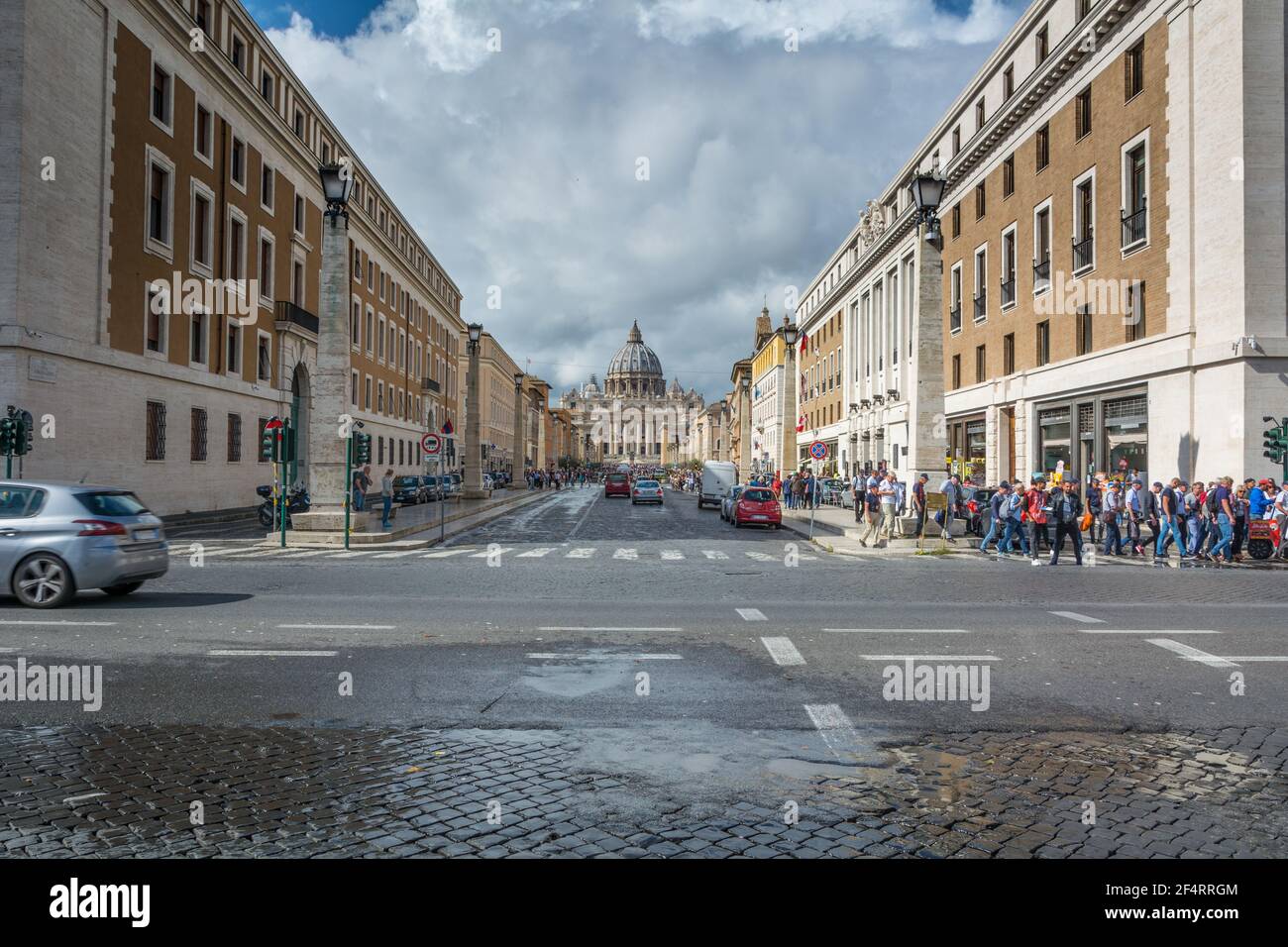 Roma, Italia - 06 ottobre 2018: I turisti ammirano la magnifica vista della Cattedrale di San Pietro da Via della conciliazione a Roma Foto Stock