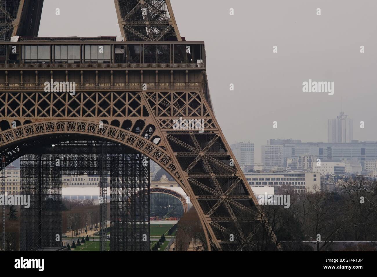 Primo piano della Torre Eiffel in una giornata nuvolosa a Parigi Foto Stock