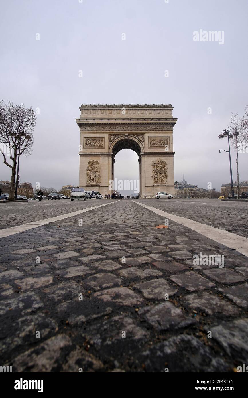 Parigi, Francia - 31 Gennaio 2021 : Vista a basso angolo dell'Arco di Trionfo a Parigi, Francia Foto Stock