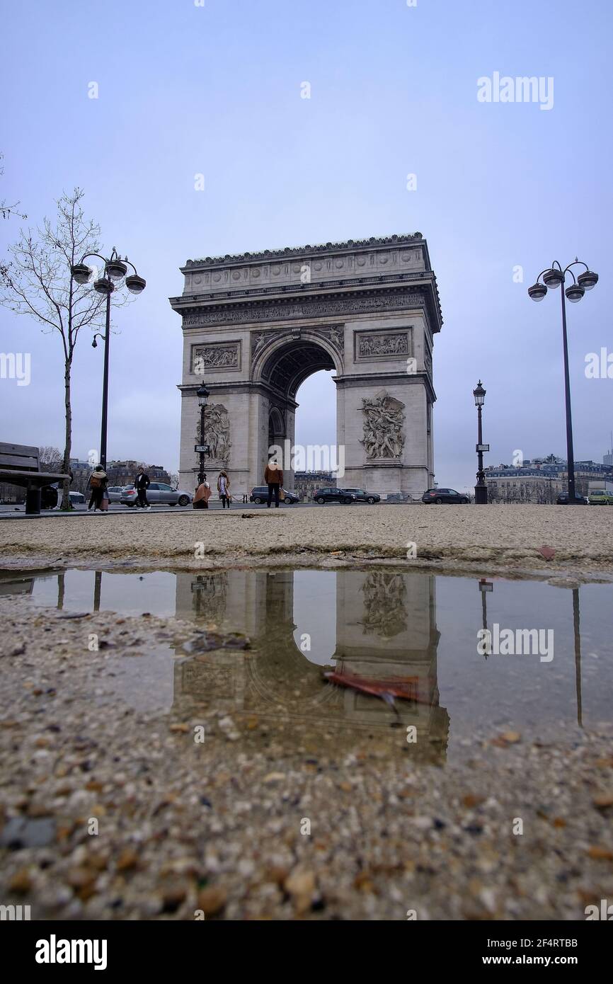 Parigi, Francia - 31 gennaio 2021 : riflessione sull'acqua dell'Arco di Trionfo a Parigi, Francia Foto Stock