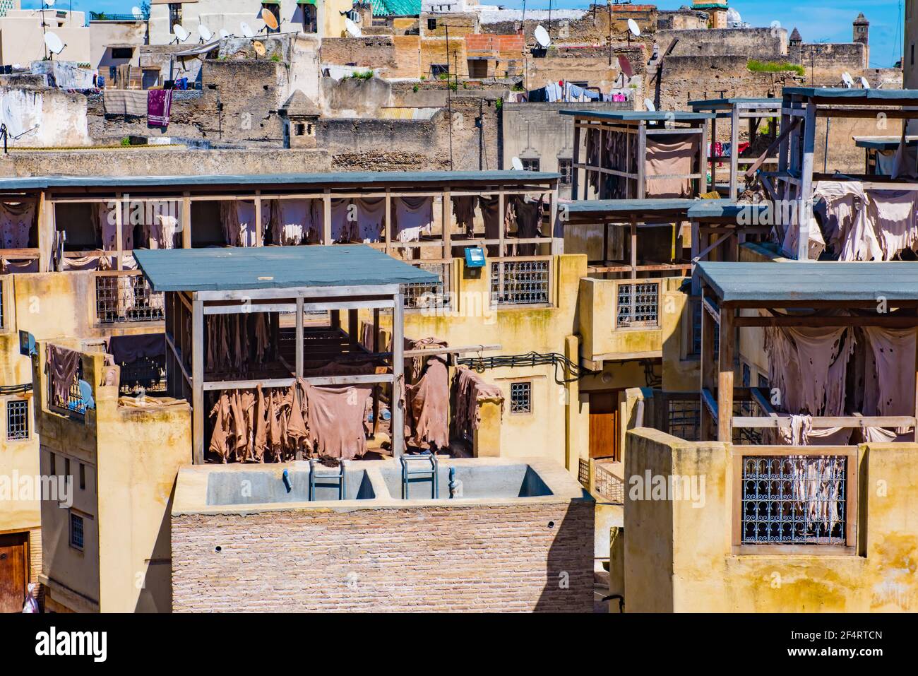 Fes, Marocco. Panorama della città vecchia, concerie e vasche con vernice a colori per cuoio Foto Stock