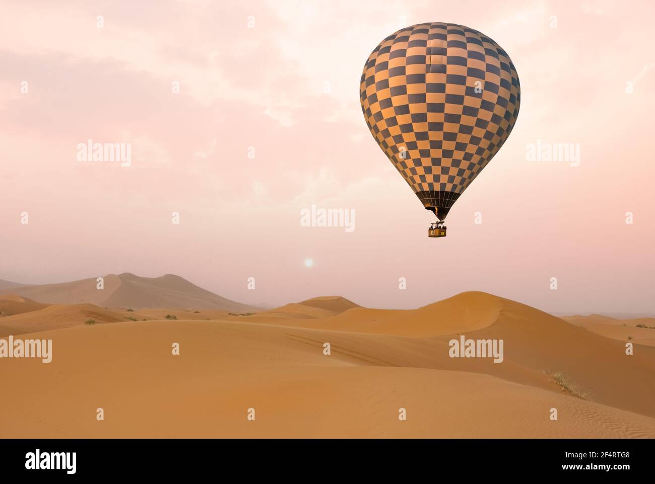 Deserto e la mongolfiera paesaggio di Sunrise Foto Stock