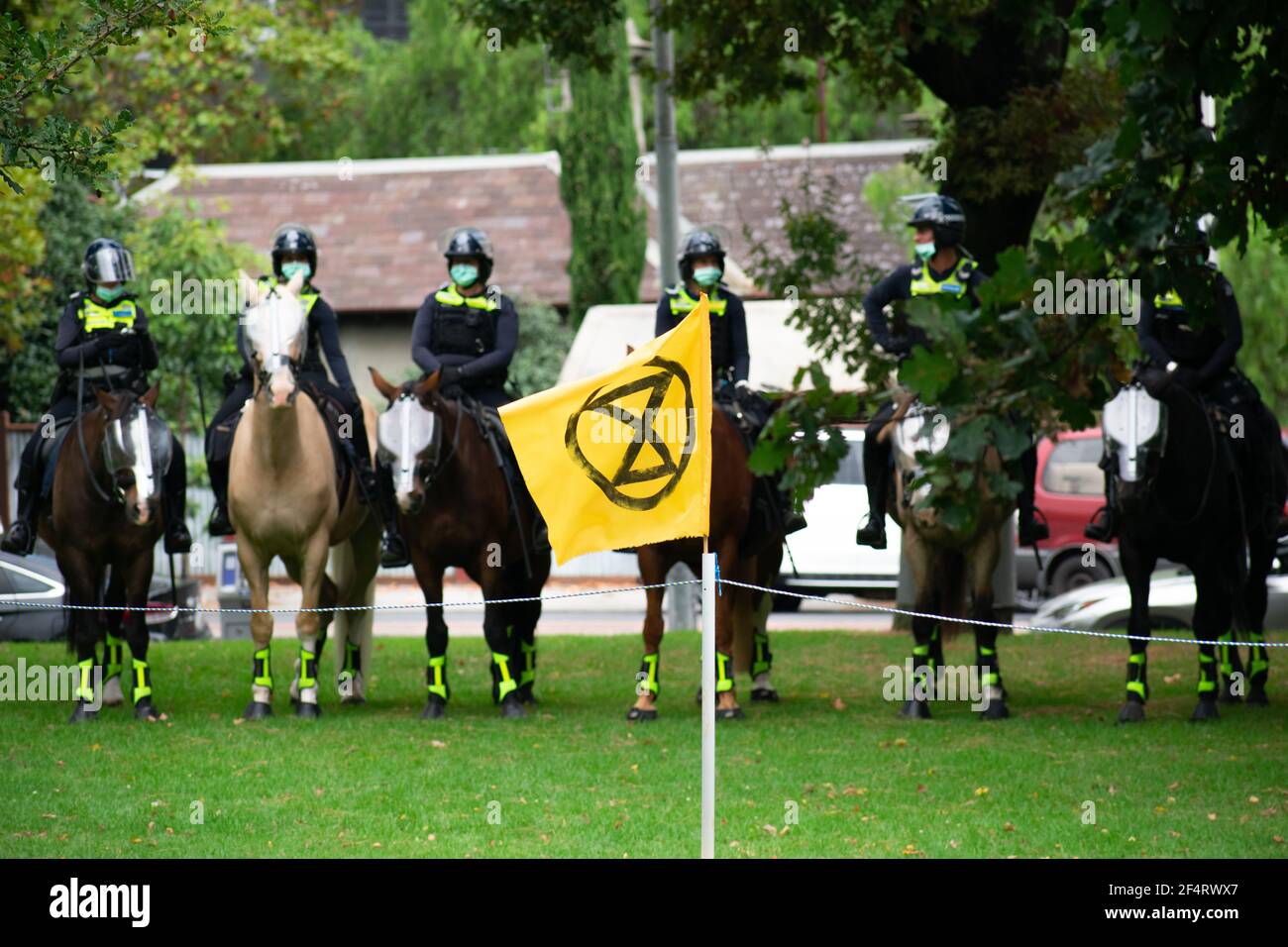 Melbourne, Australia. 23 marzo 2021. Un'unità montata sulla polizia è pronta mentre il gruppo attivista del clima Extinction Rebellion si prepara a marzo attraverso il CBD di Melbourne per sensibilizzare il pubblico sulla questione dell'inazione al cambiamento climatico. Credit: Jay Kogler/Alamy Live News Foto Stock