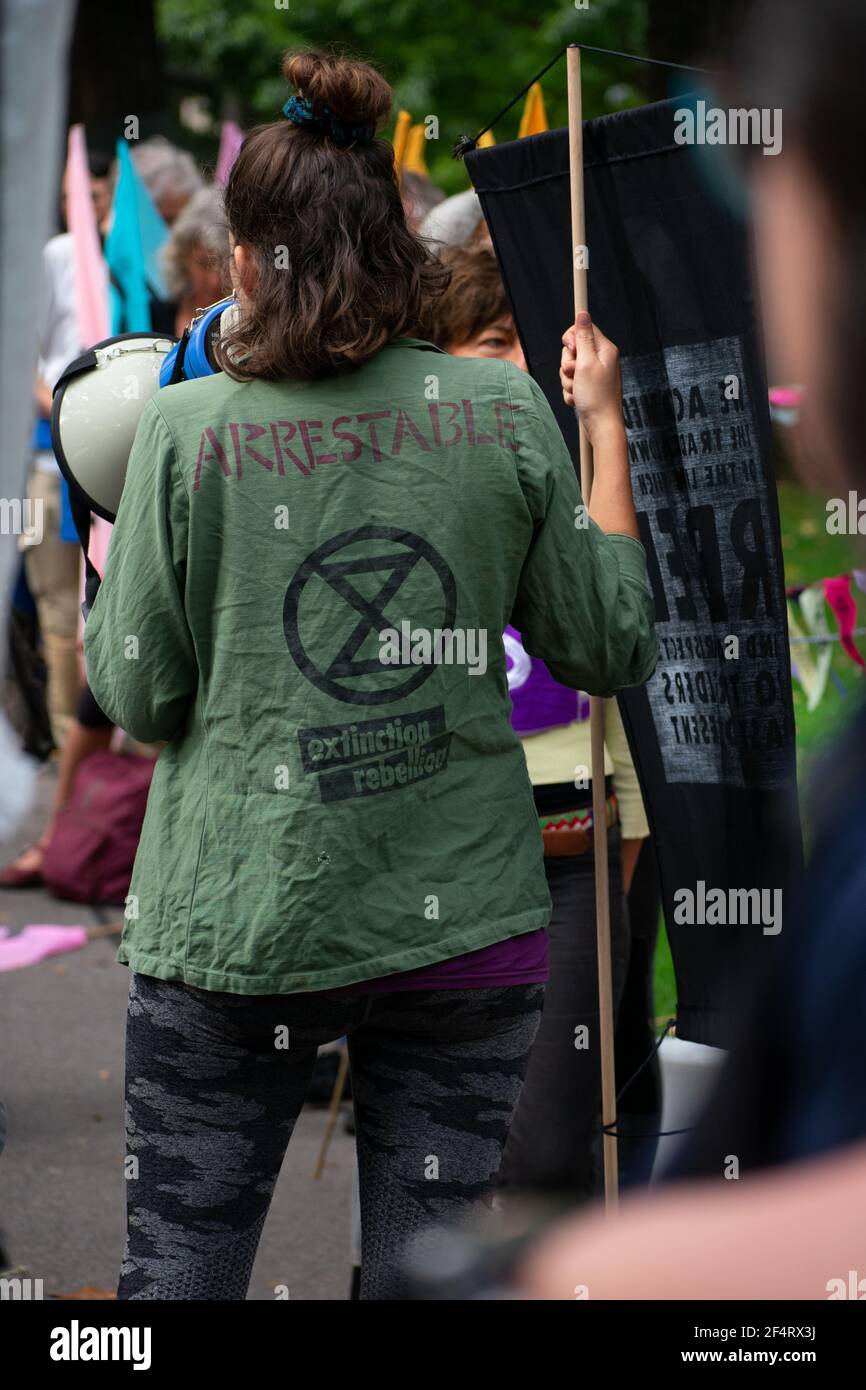 Melbourne, Australia. 23 marzo 2021. Un organizzatore della ribellione dell'estinzione che indossa una giacca con la scritta "Arrestable". Un'azione principale per questo gruppo di attivisti sul clima è quella di essere volontariamente arrestati mentre partecipano ad attività dirompenti al fine di sensibilizzare l'opinione pubblica sulla questione dell'inazione al cambiamento climatico. Credit: Jay Kogler/Alamy Live News Foto Stock