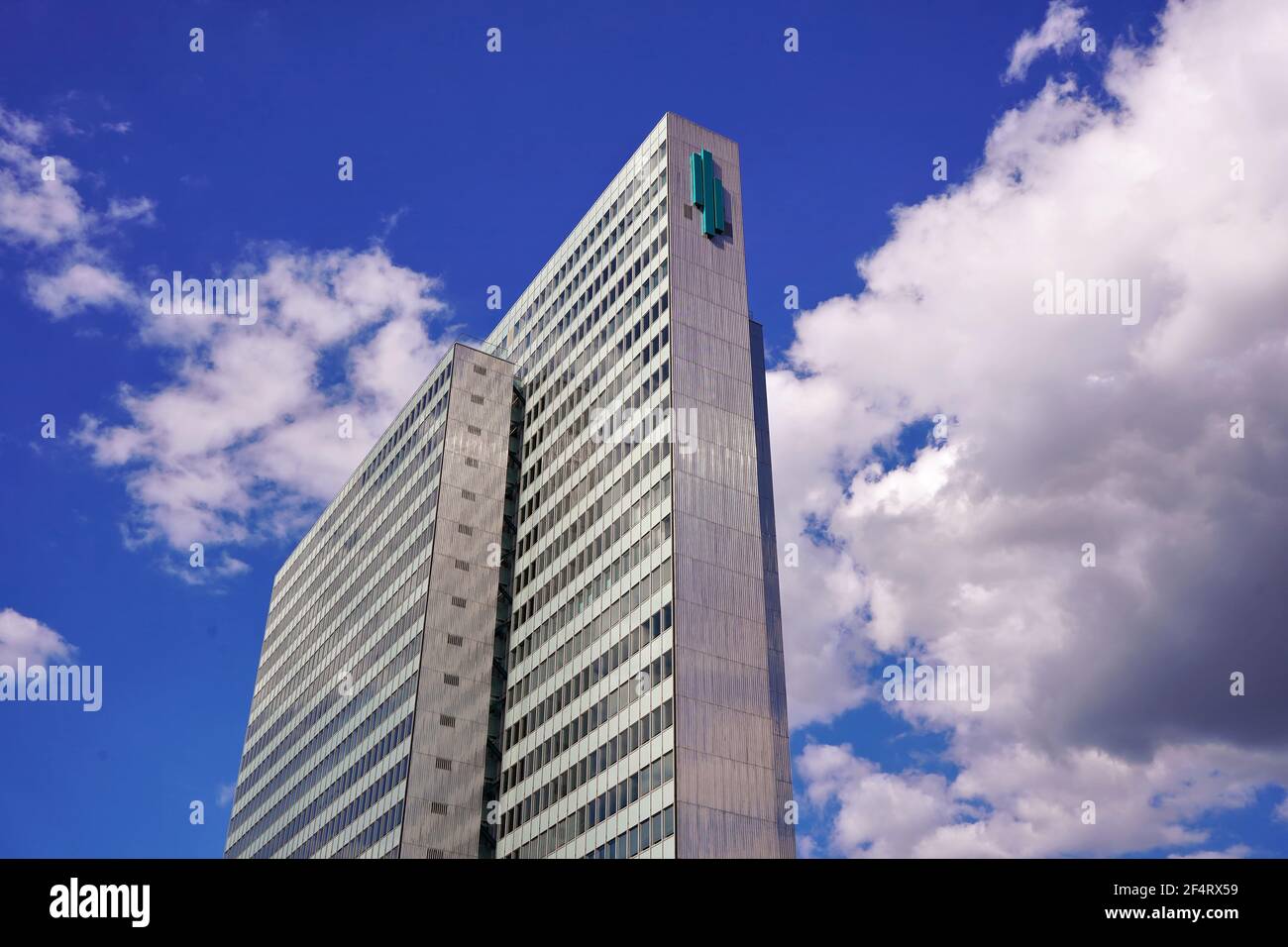 Il 'Dreischeibenhaus', un edificio in acciaio costruito nel 1960. Questo edificio commerciale è ancora considerato un punto di forza architettonico. Foto Stock