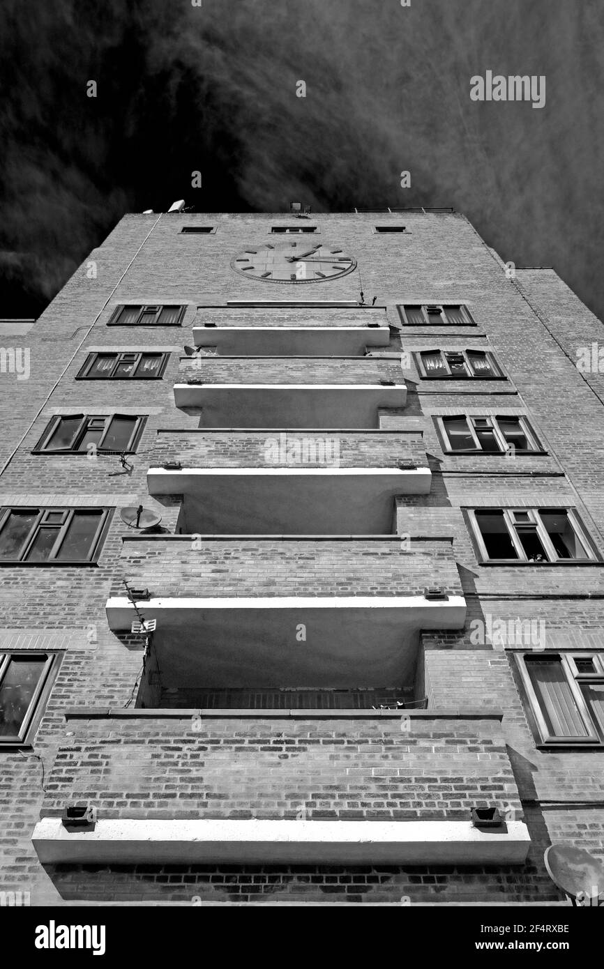 Knotts Flats e il suo enorme orologio Tynemouth che si affaccia sul fiume Tyne in bianco e nero Foto Stock