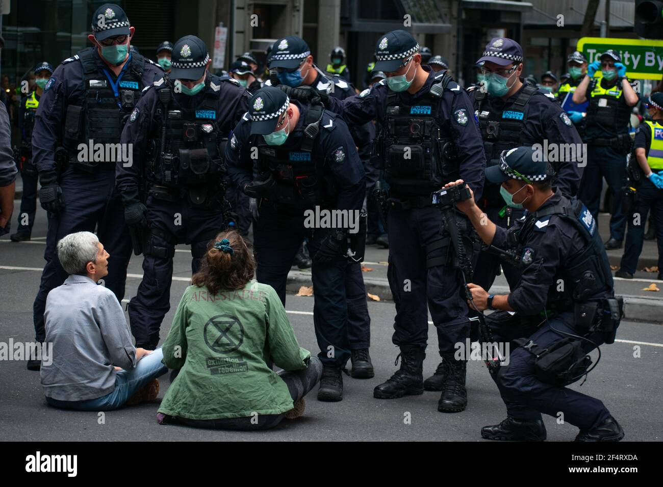 Melbourne, Australia. 23 marzo 2021. Estinzione i manifestanti della ribellione che rifiutano di muoversi stanno per essere portati via dalla polizia. Le interruzioni continuano nel CBD di Melbourne per il secondo giorno consecutivo, nel tentativo di sensibilizzare l'opinione pubblica sulla questione dell'inazione al cambiamento climatico. Credit: Jay Kogler/Alamy Live News Foto Stock