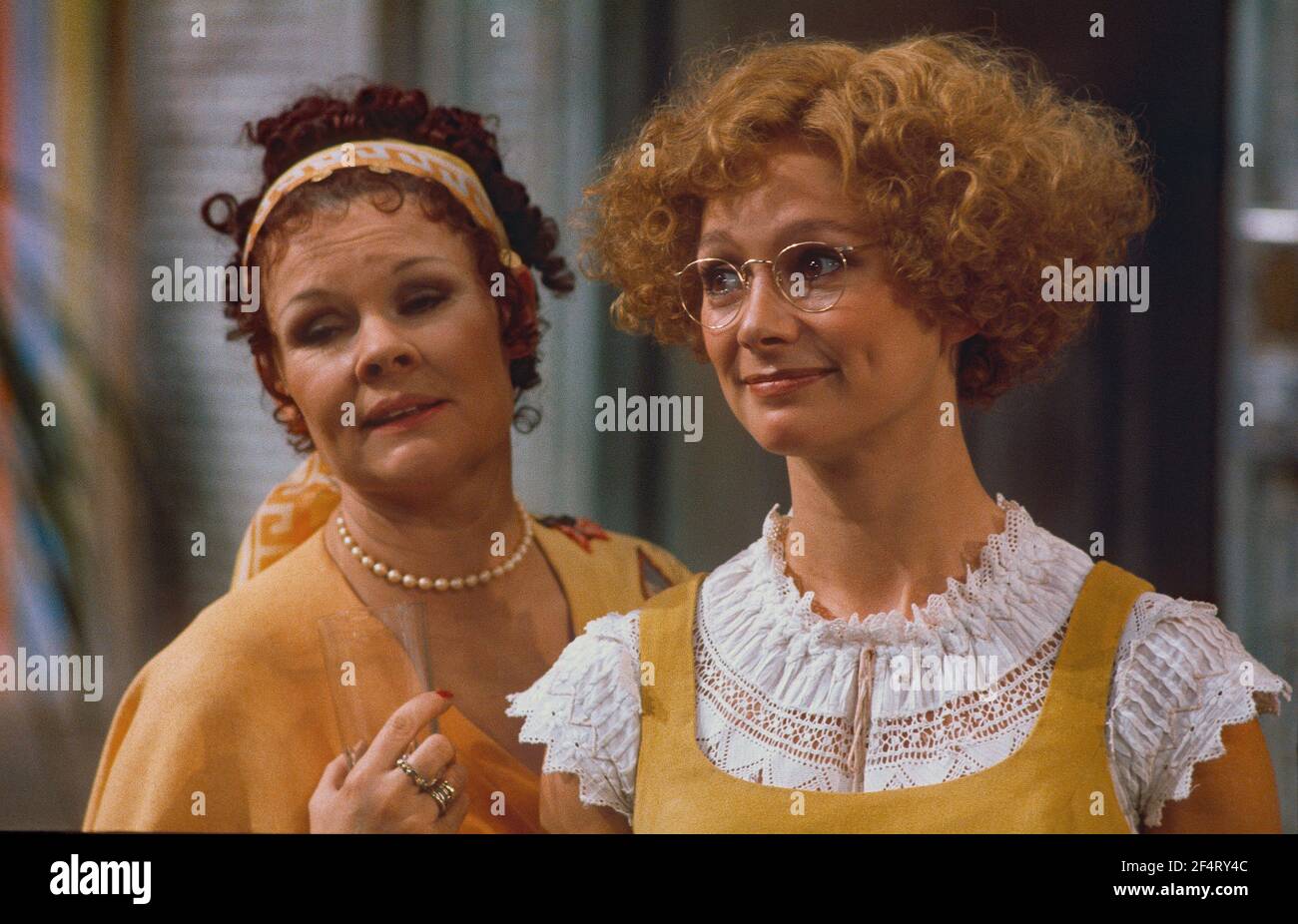 L'RSC ha lanciato in azione durante la produzione della RETE TELEVISIVA ATV dell'adattamento musicale per la televisione di Trevor Nunn, COMMEDIA DI ERRORI di William Shakespeare al Royal Shakespeare Theatre, Stratford Upon Avon. Cast incluso : Judi Dench, Francesca Annis, Michael Williams,- Mike Gwilym , Roger Reed, Nickolas Grace, Griffith Jones, Barbara Shelley, Robin Ellis. L'esibizione è stata trasmessa a livello nazionale il 18 aprile 1978 dal teatro. Foto Stock