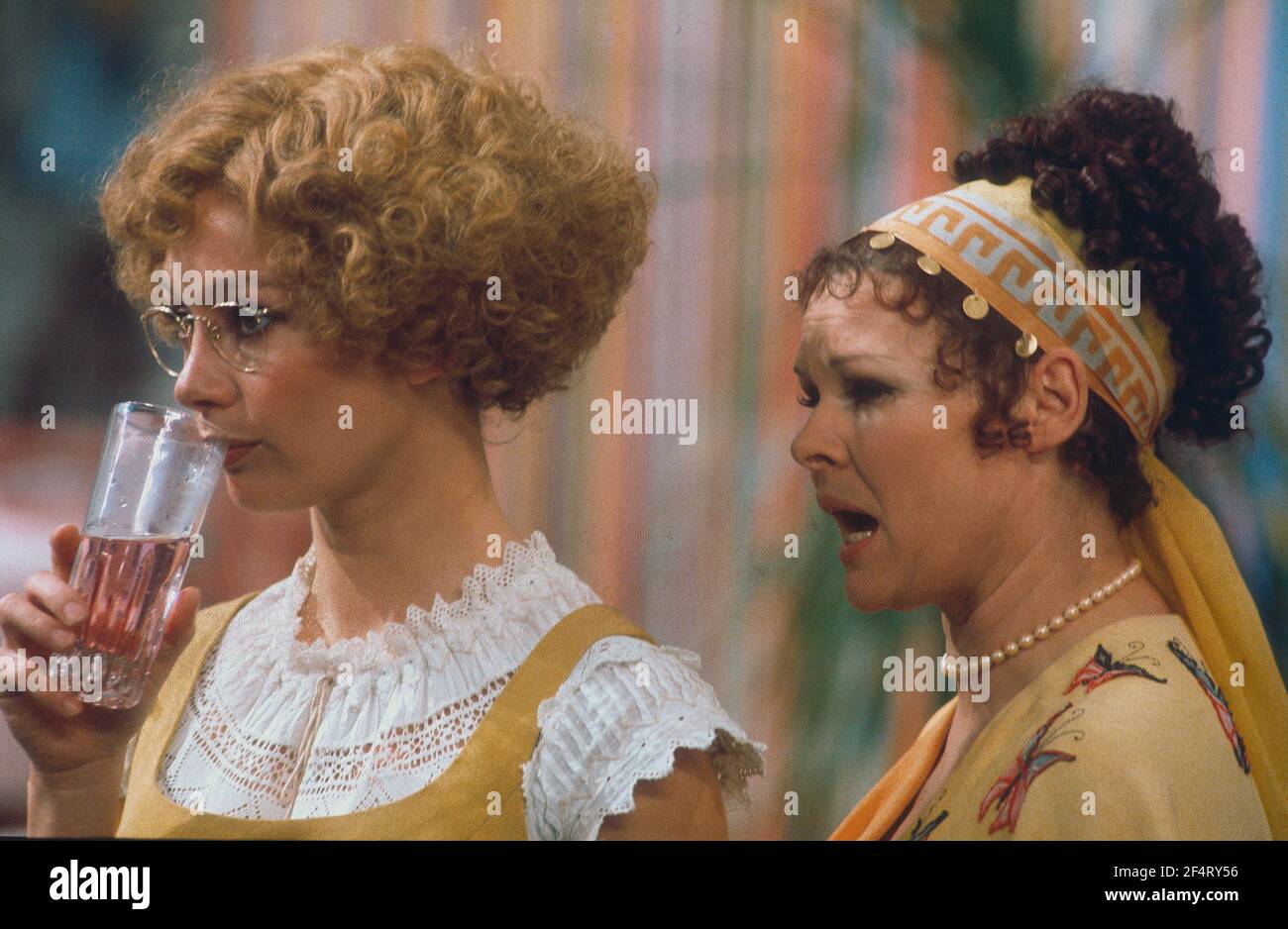L'RSC ha lanciato in azione durante la produzione della RETE TELEVISIVA ATV dell'adattamento musicale per la televisione di Trevor Nunn, COMMEDIA DI ERRORI di William Shakespeare al Royal Shakespeare Theatre, Stratford Upon Avon. Cast incluso : Judi Dench, Francesca Annis, Michael Williams,- Mike Gwilym , Roger Reed, Nickolas Grace, Griffith Jones, Barbara Shelley, Robin Ellis. L'esibizione è stata trasmessa a livello nazionale il 18 aprile 1978 dal teatro. Foto Stock