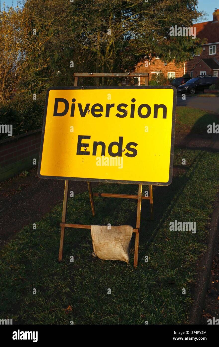Una deviazione temporanea termina la segnaletica stradale a causa della chiusura della strada per lavori in una zona residenziale di Hellesdon, Norfolk, Inghilterra, Regno Unito. Foto Stock