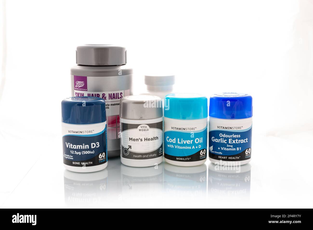Woodbridge, Suffolk, UK Marzo 10 2021: Una selezione di vitamine e integratori isolati su sfondo bianco Foto Stock
