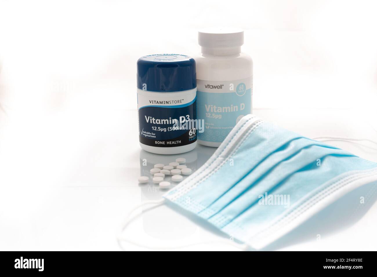 Woodbridge, Suffolk, Regno Unito marzo 10 2021: Una maschera medica e integratori di vitamina D che si pensa di aiutare la lotta contro il virus della corona Foto Stock