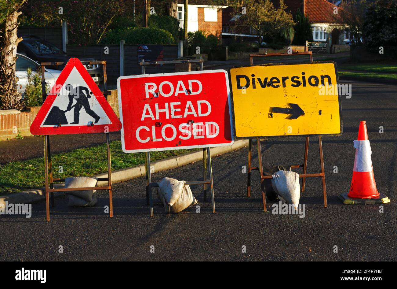Segnaletica stradale temporanea indicante lavori stradali, strada chiusa e deviazione in una zona residenziale di Hellesdon, Norfolk, Inghilterra, Regno Unito. Foto Stock