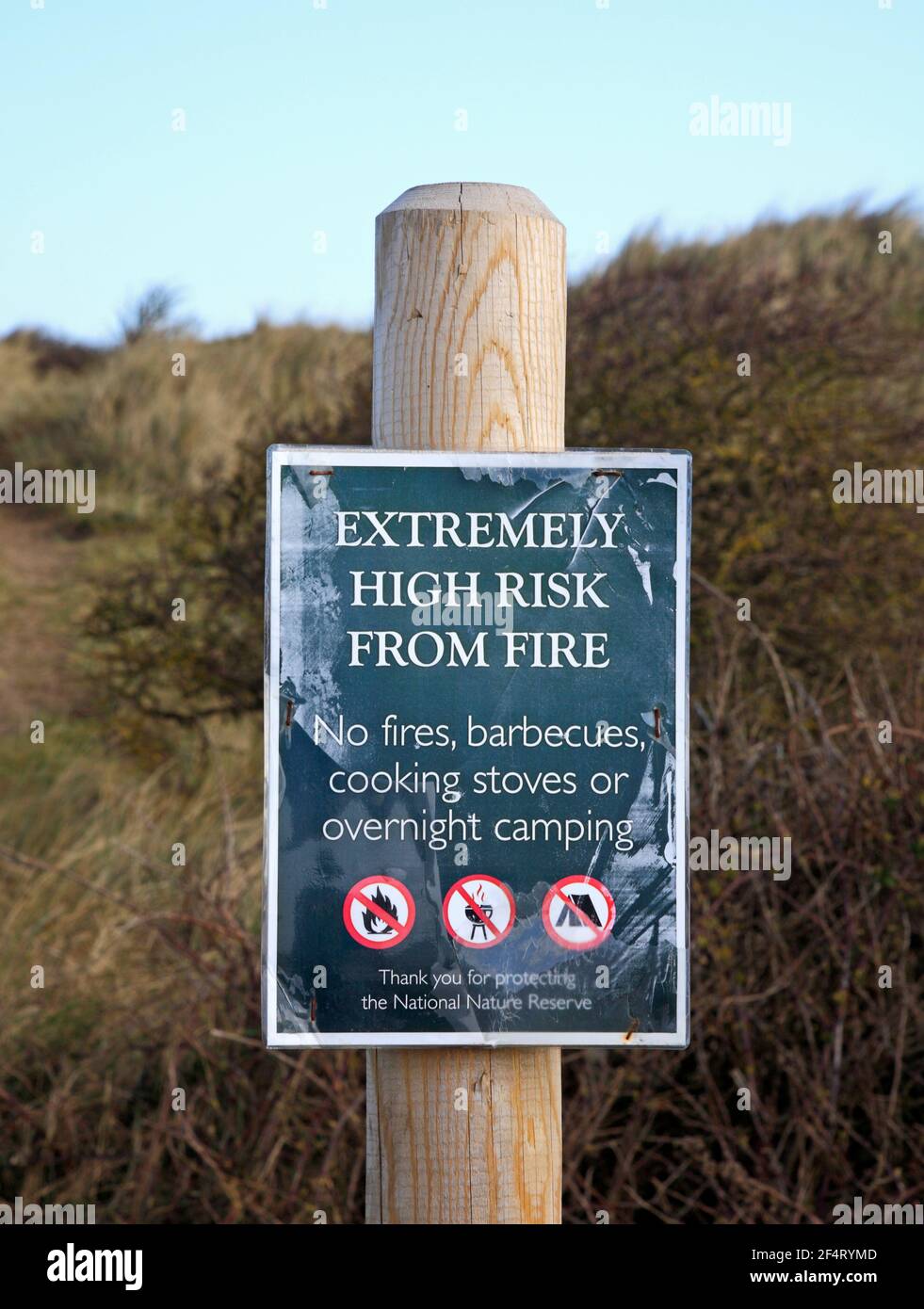 Un segno plastificato di avvertimento di rischio estremamente elevato di incendio sulla Riserva Naturale Nazionale di Holkham a Burnham Overy, Norfolk, Inghilterra, Regno Unito. Foto Stock