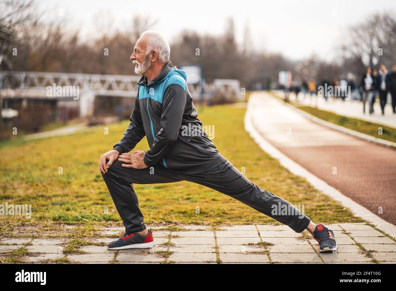 L'uomo anziano attivo sta esercitando. Uno stile di vita di pensione sano. Foto Stock
