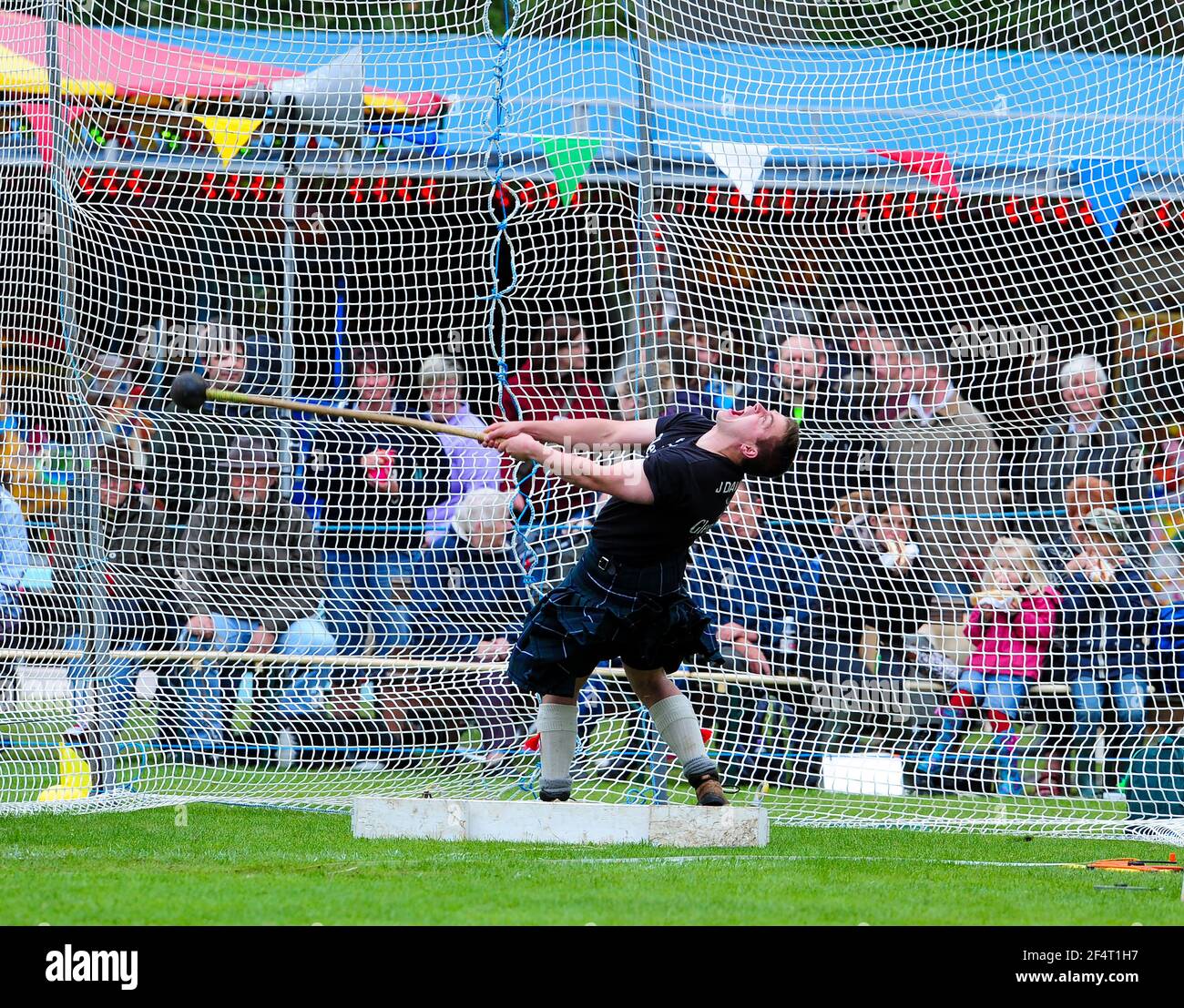 Atleta che si contende nell'evento Hammer Throw al Ballater Highland Games, Aberdeenshire, Scozia. Foto Stock