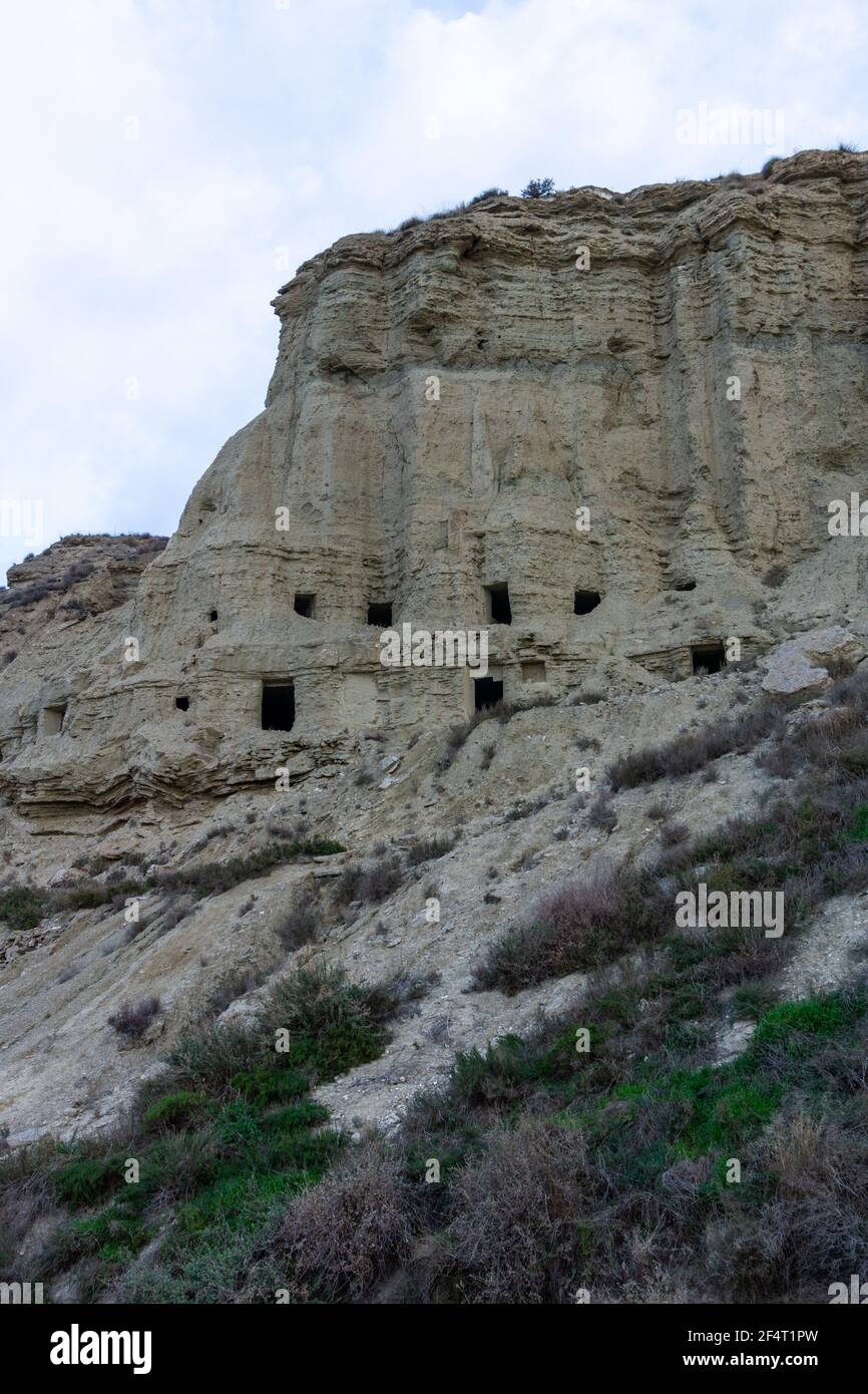 Una vista sulle grotte di Arguedas e le case nelle scogliere di arenaria Foto Stock