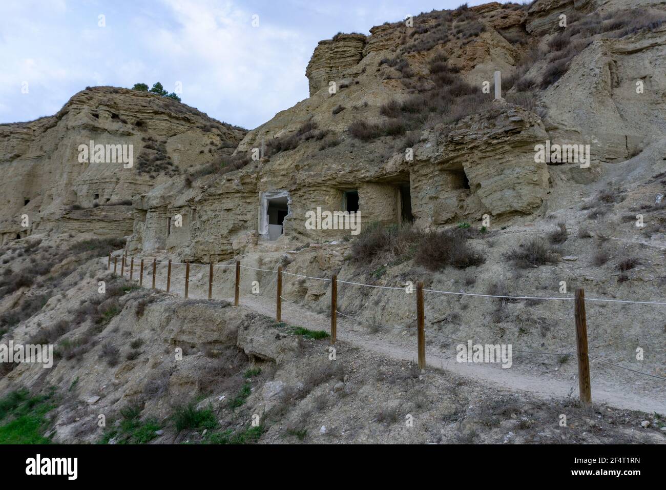 Una vista sulle grotte di Arguedas e le case nelle scogliere di arenaria Foto Stock