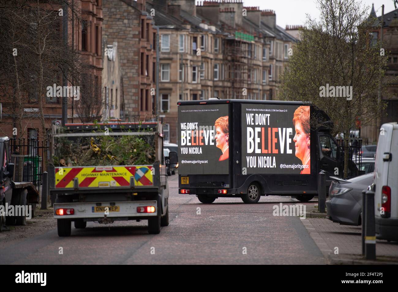 Glasgow, Scozia, Regno Unito. 23 marzo 2021. NELLA FOTO: Messaggio del tabellone a Nicola Sturgeon, ‘NON TI BELIEVE NICOLAa' nella zona di Govanhill a Glasgow, dove la prima Minster è in piedi per il Parlamento. Credit: Colin Fisher/Alamy Live News. Foto Stock