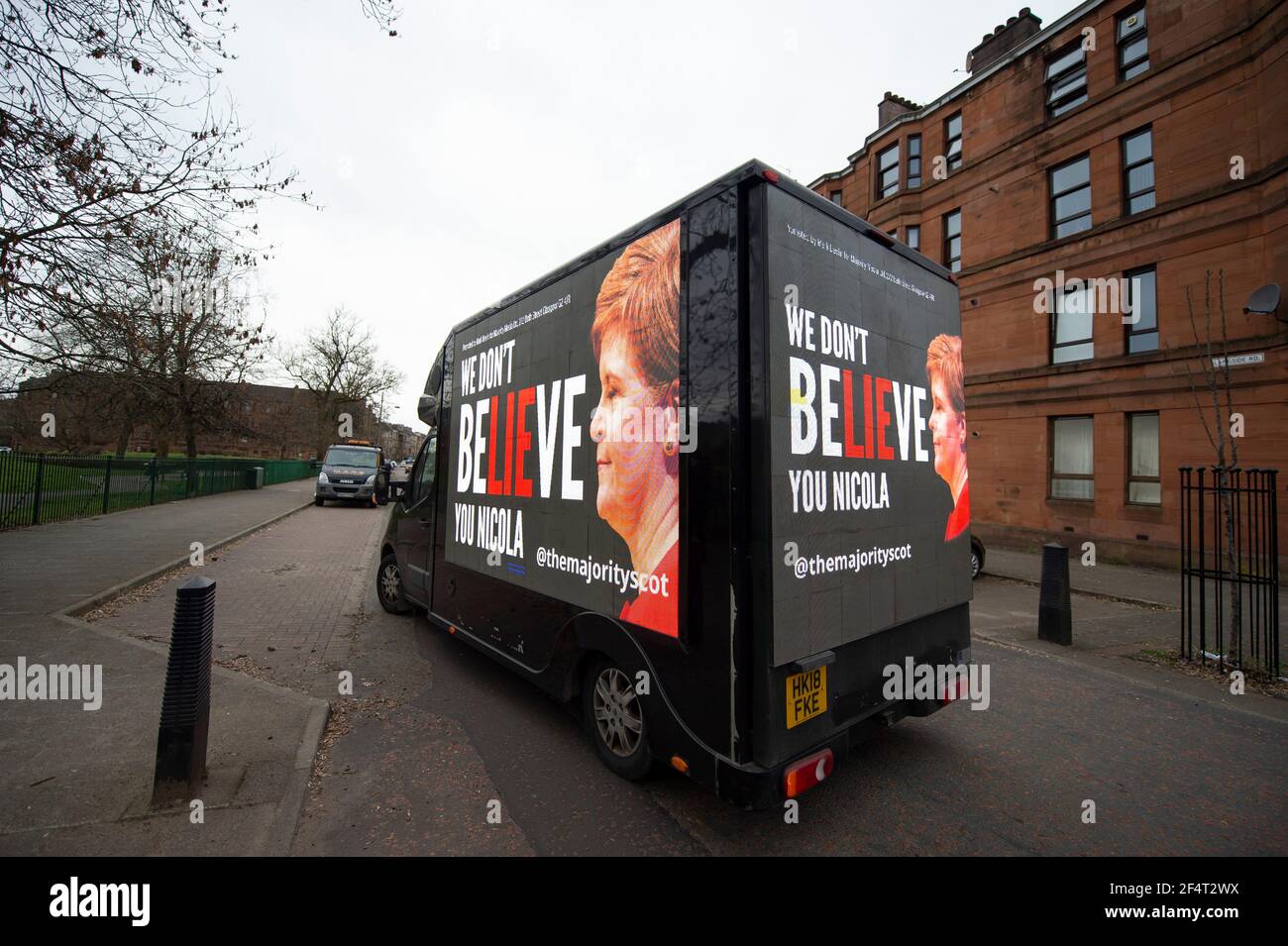 Glasgow, Scozia, Regno Unito. 23 marzo 2021. NELLA FOTO: Messaggio del tabellone a Nicola Sturgeon, ‘NON TI BELIEVE NICOLAa' nella zona di Govanhill a Glasgow, dove la prima Minster è in piedi per il Parlamento. Credit: Colin Fisher/Alamy Live News. Foto Stock