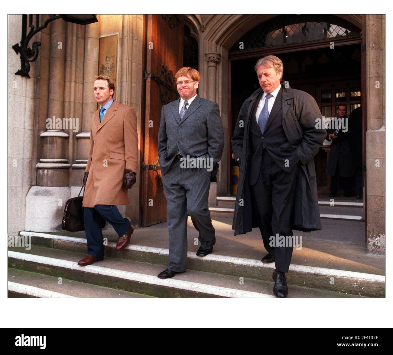 Sir Elton John e partner (sinistra) David arredare il 2000 novembre presso l'alta Corte Foto Stock