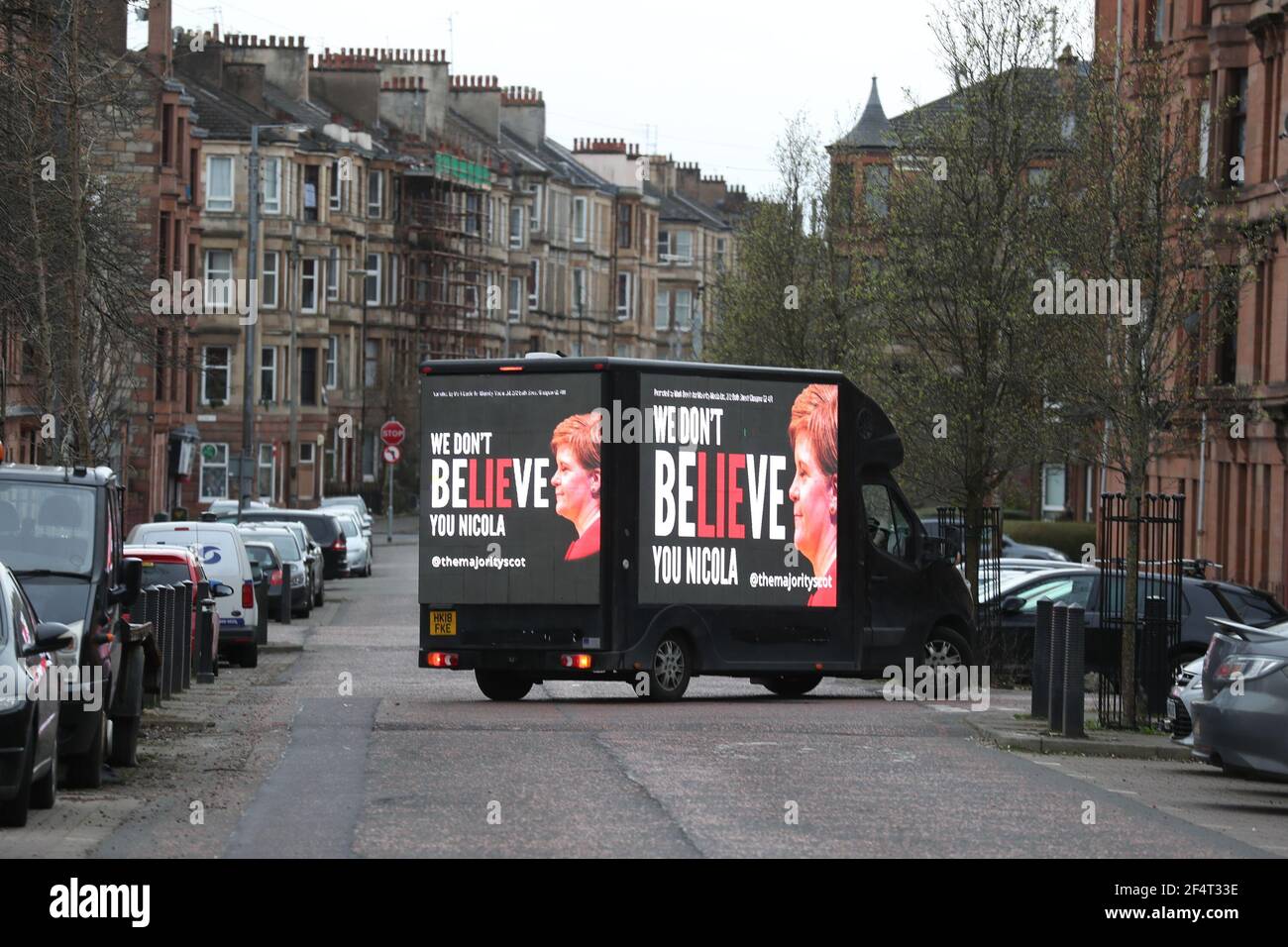Un tabellone mobile che dice "non crediamo Nicola" attraversa la circoscrizione del primo ministro Nicola Sturgeon nella zona di Govanhill a Glasgow, come parte della campagna di ResignSturgeon della maggioranza in vista delle elezioni scozzesi del 6 maggio. Data immagine: Martedì 23 marzo 2021. Foto Stock