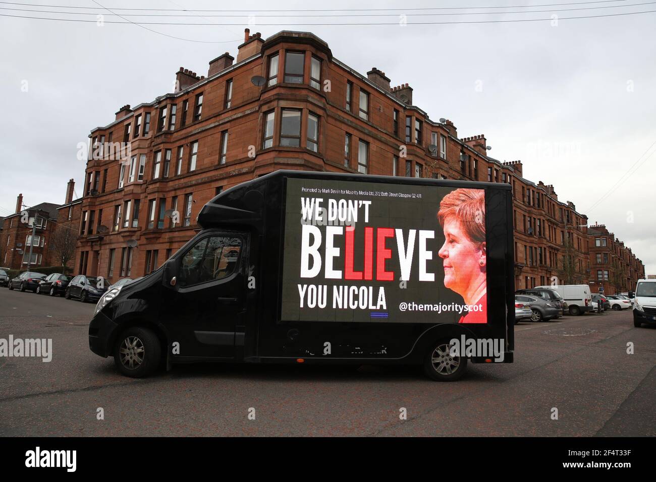 Un tabellone mobile che dice "non crediamo Nicola" attraversa la circoscrizione del primo ministro Nicola Sturgeon nella zona di Govanhill a Glasgow, come parte della campagna di ResignSturgeon della maggioranza in vista delle elezioni scozzesi del 6 maggio. Data immagine: Martedì 23 marzo 2021. Foto Stock