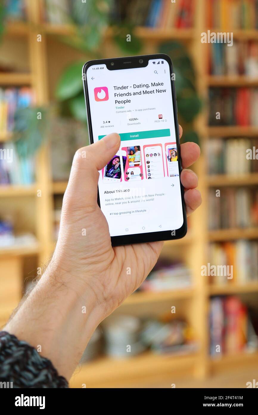 VARSAVIA, POLONIA - 29 GENNAIO 2021: Utente che installa l'app di incontri online di Tinder su un sistema operativo Android, smartphone Xiaomi brand. Foto Stock