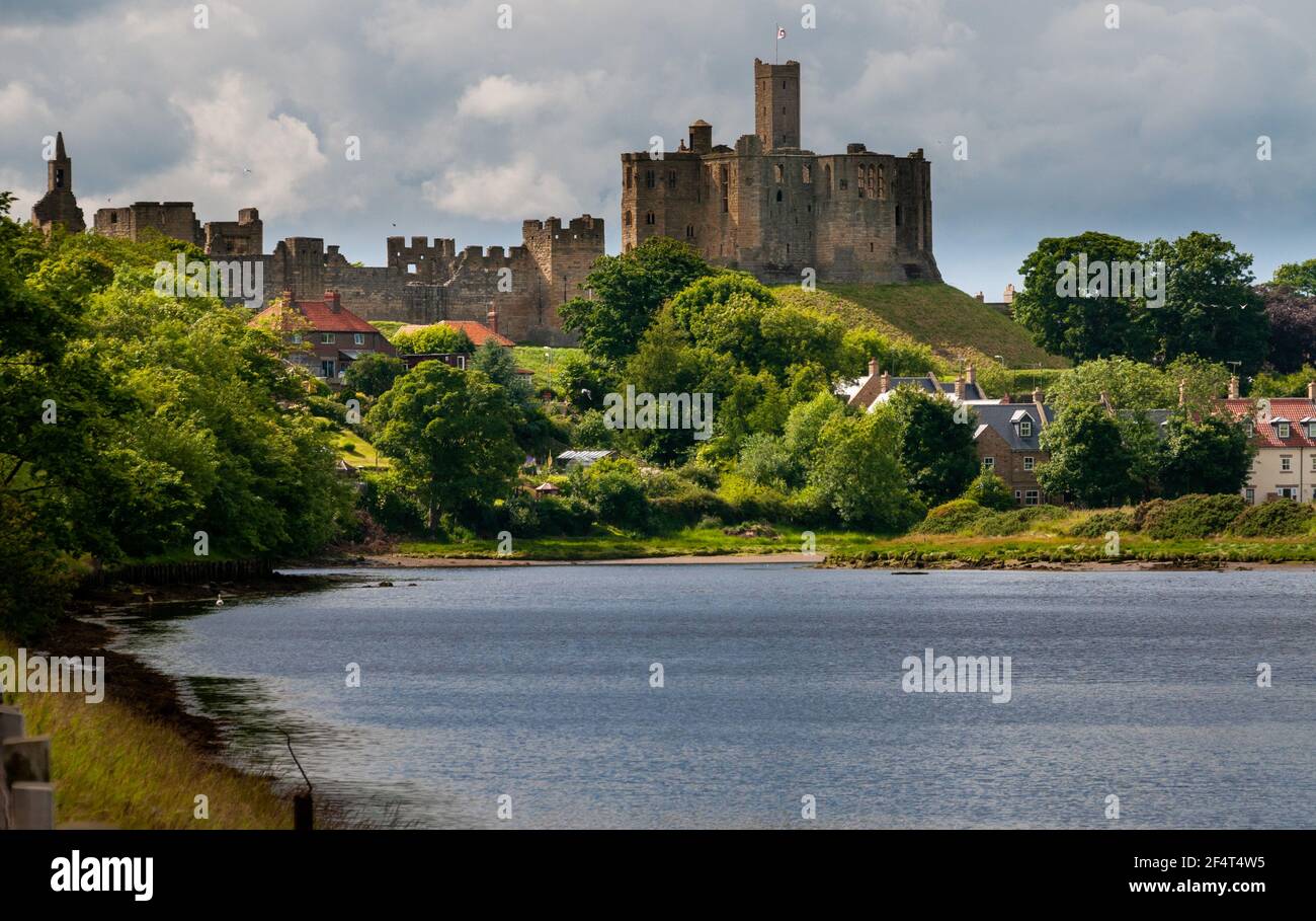 Warkworth Castle sul fiume Coquet, Northumberland, Inghilterra, Regno Unito Foto Stock