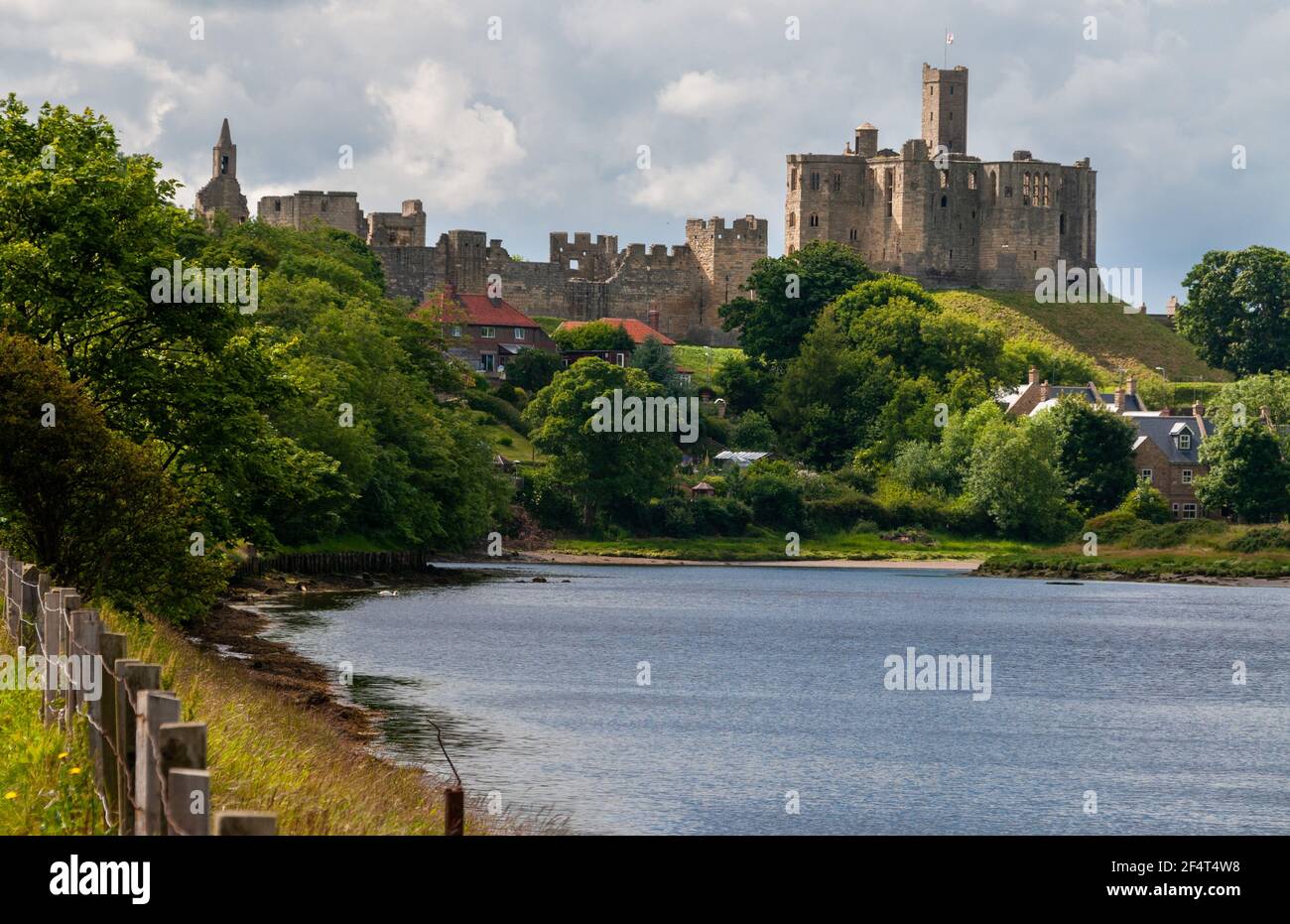 Warkworth Castle sul fiume Coquet, Northumberland, Inghilterra, Regno Unito Foto Stock