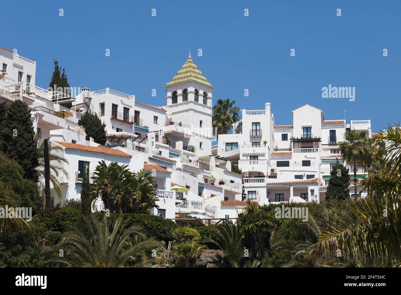 Nerja, Costa del Sol, Provincia di Malaga, Andalusia, Spagna meridionale. Proprietà a Urbanization El Litoral dietro la spiaggia di Burriana. Foto Stock