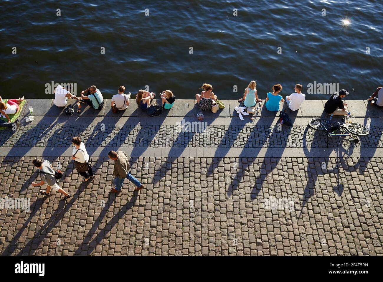 Geografia / viaggio, Czechia, Praga, giovani seduti in riva al mare, diritti aggiuntivi-liquidazione-Info-non-disponibile Foto Stock