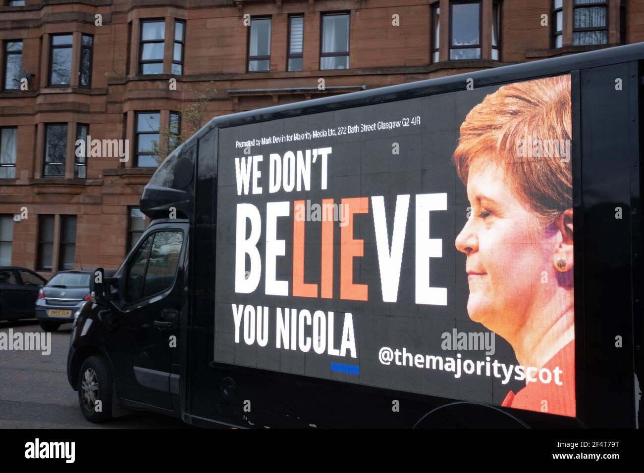 Glasgow, Regno Unito, il 23 marzo 2021. ‘STurgeon rassegnazione’ e ‘non crediamo nel commento di Nicola da parte di un furgone con display digitale, girando per la circoscrizione di Nicola Sturgeon a Govanhill, Glasgow, e più tardi oggi fuori dall’edificio del Parlamento scozzese di Edimburgo, pagato con una campagna a fondo maggioritario, un gruppo anti-SNP pro-Unione. Photo credit: Jeremy Sutton-Hibbert/Alamy Live News. Foto Stock