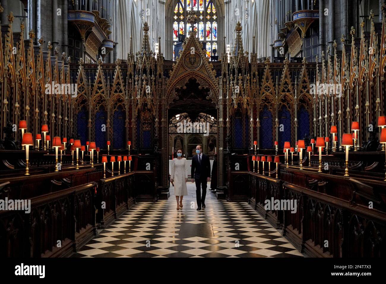 Il Duca e la Duchessa di Cambridge (centro) con il Decano di Westminster, il reverendo Dr David Hoyle (destra) e Paul Baumann, receiver generale e Chierico del Capitolo, arrivano per una visita al centro di vaccinazione a Westminster Abbey, Londra, Rendere omaggio agli sforzi di coloro che sono coinvolti nella diffusione del vaccino Covid-19. Data immagine: Martedì 23 marzo 2021. Foto Stock