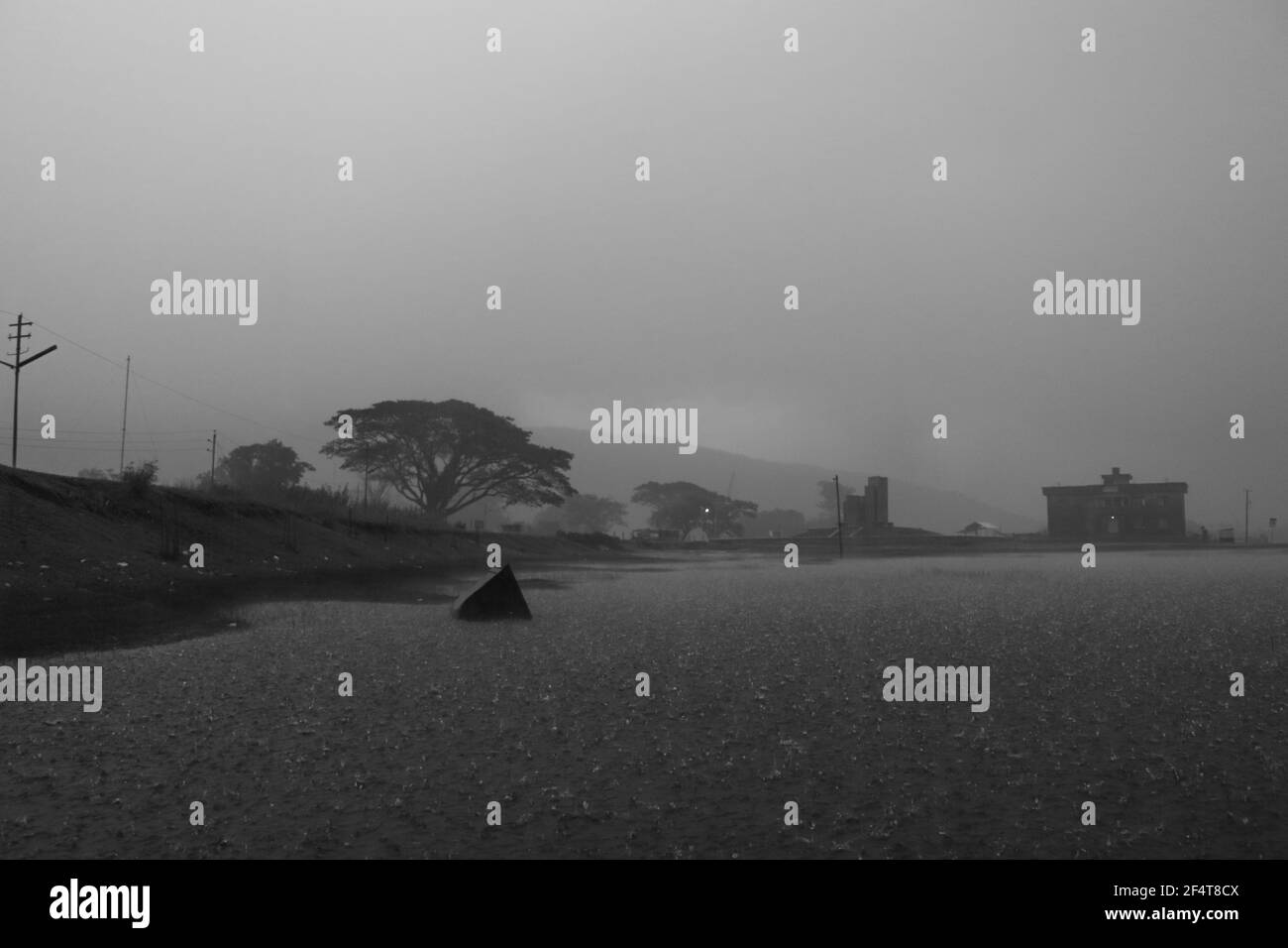Sunamganj / Bangladesh - foto paesaggistica del lago di Tanguar Haor . piogge pesanti sul lago . Foto Stock
