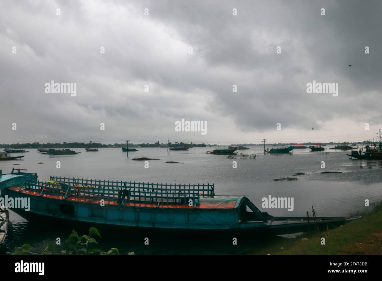 Sunamganj / Bangladesh ; foto di paesaggio del lago di Tanguar Haor . barche turistiche sul lago . Foto Stock