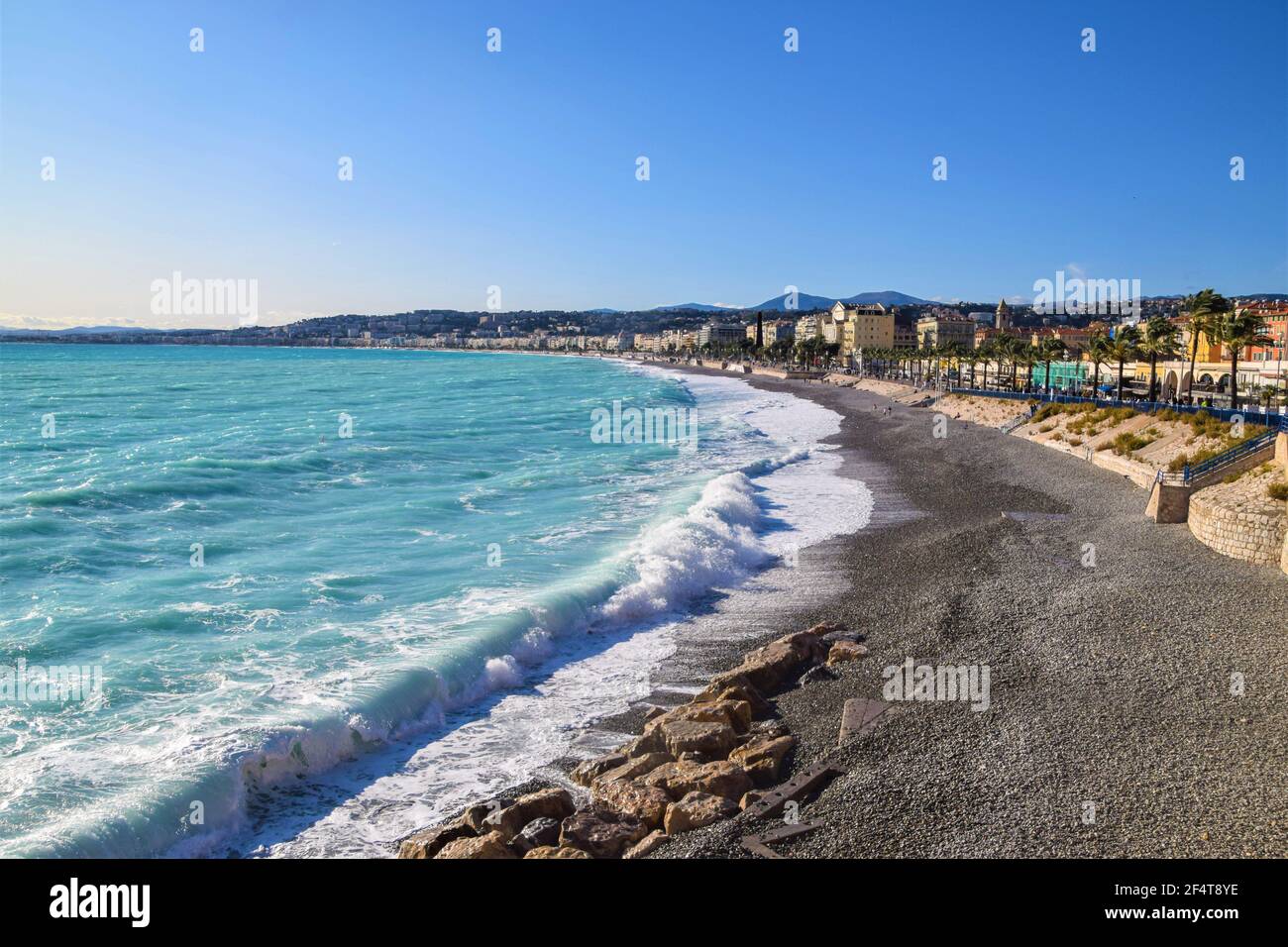 Una spiaggia vuota a Nizza, nel sud della Francia durante l'inverno, chiusa al pubblico a causa delle onde forti. Foto Stock