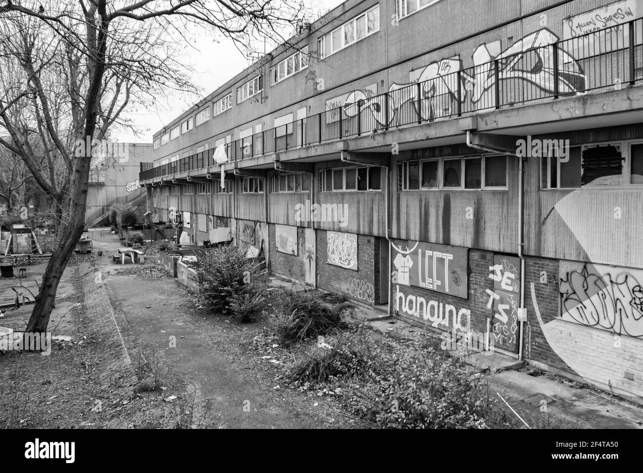 The Heygate Estate, Walworth, Londra del sud. La proprietà è stata demolita nel 2013. Le foto di questo set sono state scattate poco prima della demolizione nel 2013. Foto Stock