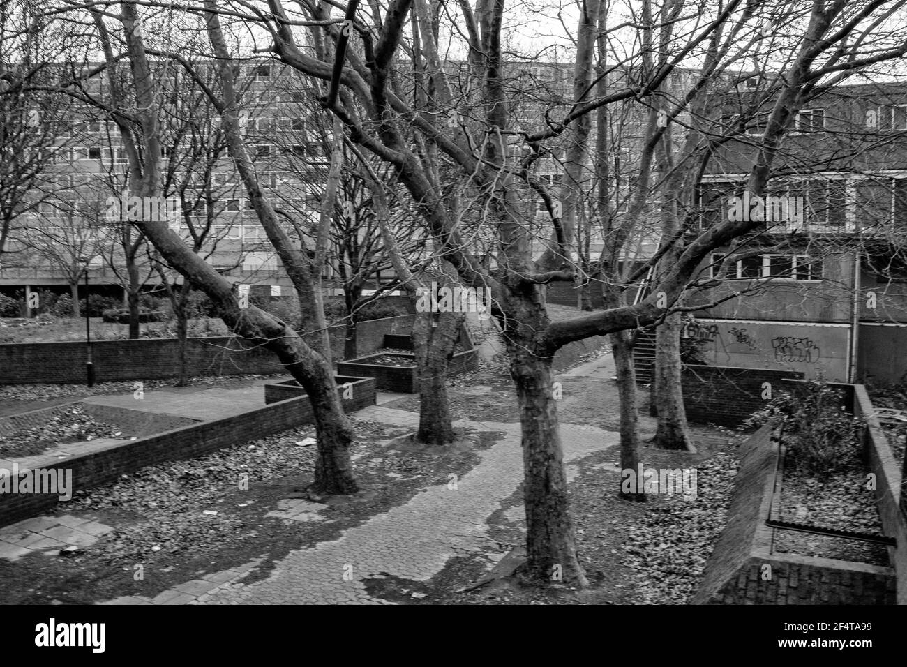 The Heygate Estate, Walworth, Londra del sud. La proprietà è stata demolita nel 2013. Le foto di questo set sono state scattate poco prima della demolizione nel 2013. Foto Stock