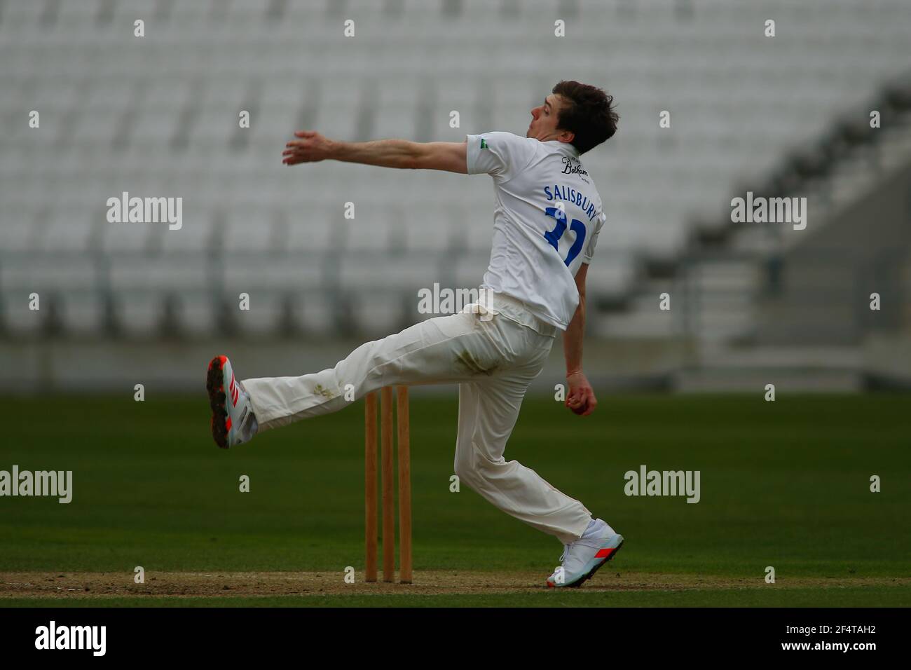 Yorkshire County Cricket, Emerald Headingley Stadium, Leeds, West Yorkshire, 23 marzo 2021. Pre-Season friendly - Yorkshire County Cricket Club vs Durham County Cricket Club, giorno 2. Matt SalisburyÕs del bowling Durham County Cricket Club. Credit: Touchinepics/Alamy Live News Foto Stock