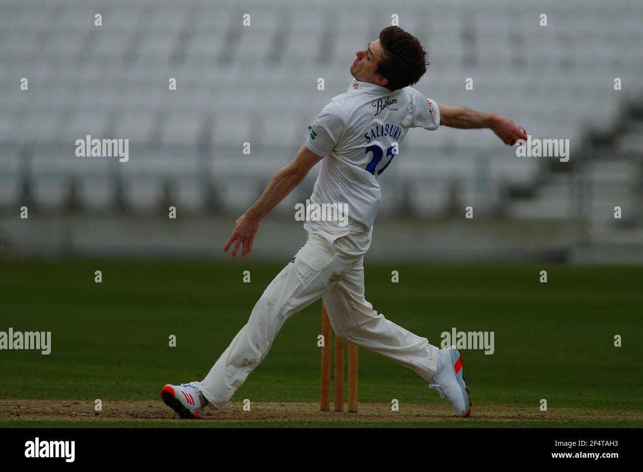 Yorkshire County Cricket, Emerald Headingley Stadium, Leeds, West Yorkshire, 23 marzo 2021. Pre-Season friendly - Yorkshire County Cricket Club vs Durham County Cricket Club, giorno 2. Matt SalisburyÕs del bowling Durham County Cricket Club. Credit: Touchinepics/Alamy Live News Foto Stock