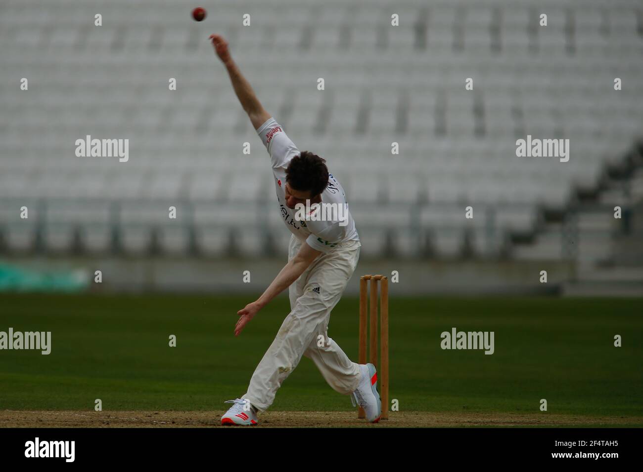 Yorkshire County Cricket, Emerald Headingley Stadium, Leeds, West Yorkshire, 23 marzo 2021. Pre-Season friendly - Yorkshire County Cricket Club vs Durham County Cricket Club, giorno 2. Matt SalisburyÕs del bowling Durham County Cricket Club. Credit: Touchinepics/Alamy Live News Foto Stock
