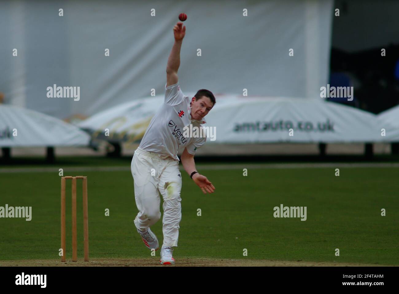 Yorkshire County Cricket, Emerald Headingley Stadium, Leeds, West Yorkshire, 23 marzo 2021. Pre-Season friendly - Yorkshire County Cricket Club vs Durham County Cricket Club, giorno 2. Matthew Potts del bowling del Durham County Cricket Club. Credit: Touchinepics/Alamy Live News Foto Stock