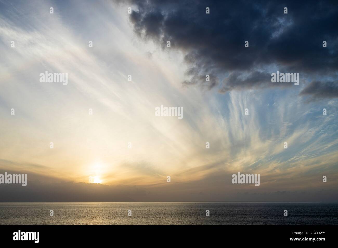 Paesaggio nuvoloso sull'oceano Atlantico al tramonto guardando ad ovest da Tenerife verso l'isola di la Gomera nelle Isole Canarie, Spagna Foto Stock